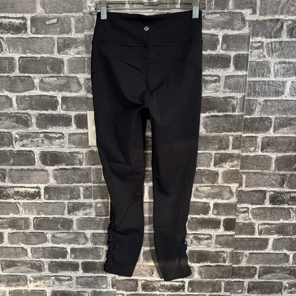 Lululemon tied to it 7/8 tight black leggings mesh